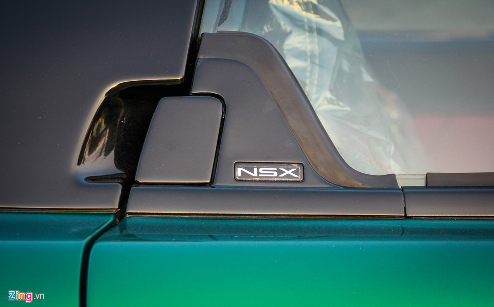 Có một câu chuyện bên lề liên quan đến ông Soichiro Honda và Acura NSX, là khi lô hàng 300 chiếc NSX được sản xuất với huy hiệu Acura và ông Honda không thích. Ông đã ra lệnh dừng lại việc nhập cảnh vào Mỹ để thay đổi huy hiệu. Những huy hiệu không đạt theo đúng ý ông gửi trở lại Nhật Bản để phá hủy. Điều này cho thấy Soichiro Honda là người đàn ông chú ý đến từng chi tiết và tôn trọng chiếc NSX đến cỡ nào.