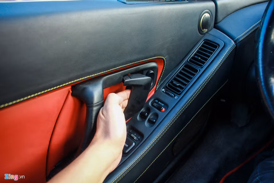 Gương chiếu hậu, kính và ghế chỉnh điện. Các chốt mở nắp capo, mở khoang động cơ đều hoạt động theo cơ cấu mở chốt. Chỉ riêng khoang hành lý phía sau dạng nút bấm.