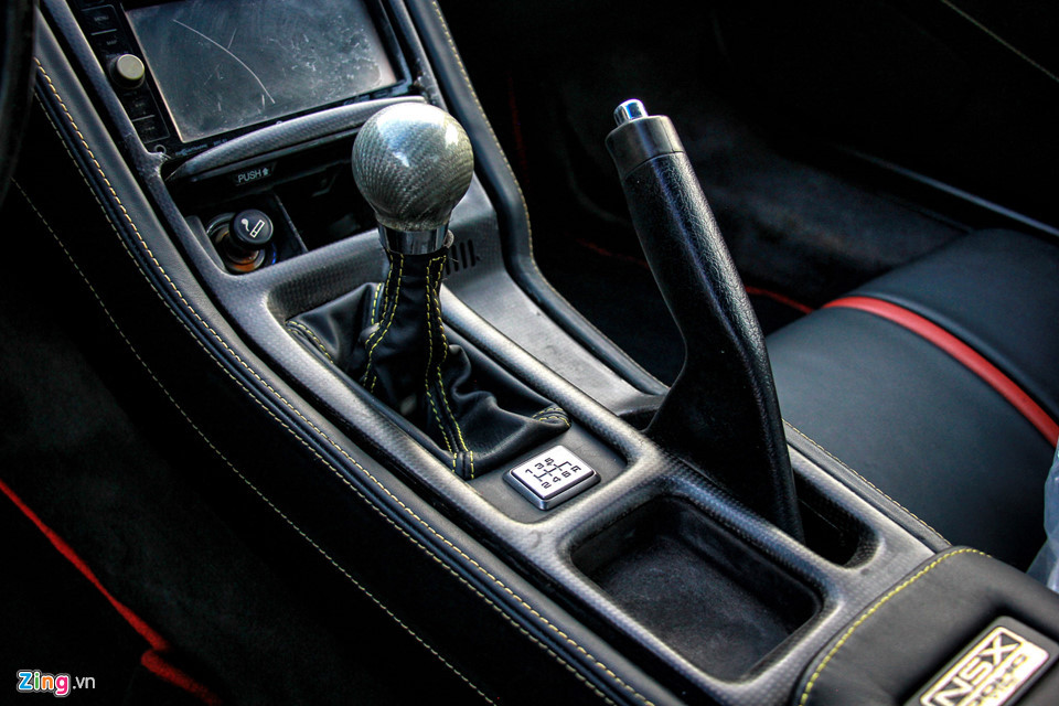 Acura NSX 1991 tại Việt Nam dùng hộp số sàn 6 cấp, bảng hướng dẫn đặt cạnh cần số thay vì trên tay nắm. Ngoài ra chỉ có phanh tay và một hộc chứa đồ.