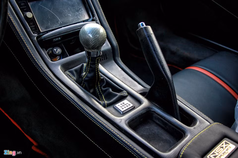 Acura NSX 1991 tại Việt Nam dùng hộp số sàn 6 cấp, bảng hướng dẫn đặt cạnh cần số thay vì trên tay nắm. Ngoài ra chỉ có phanh tay và một hộc chứa đồ.