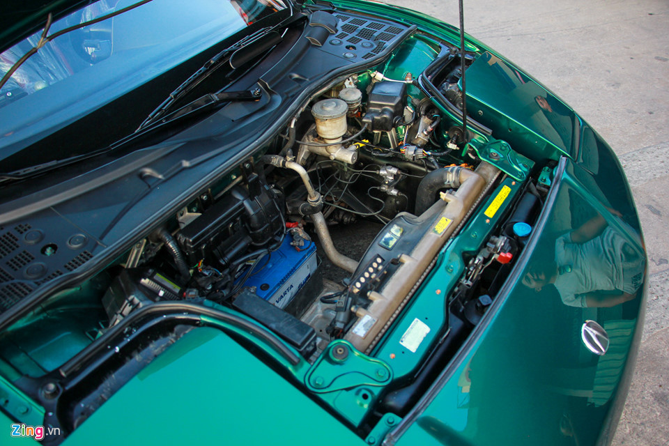 Vì động cơ đặt giữa nên dưới nắp capo phía trước chỉ có hệ thống lưới tản nhiệt, sau đó dòng nước sẽ chạy dưới gầm xe tới động cơ phía sau. Bên cạnh đó là ắc quy, nước làm mát và hệ thống khác. Đứng từ phía trên có thể nhìn thẳng xuống mặt đất do phần chính giữa bỏ trống, có tác dụng đẩy luồng gió hút từ phía trước lên trên nắp capo và tới phía sau.