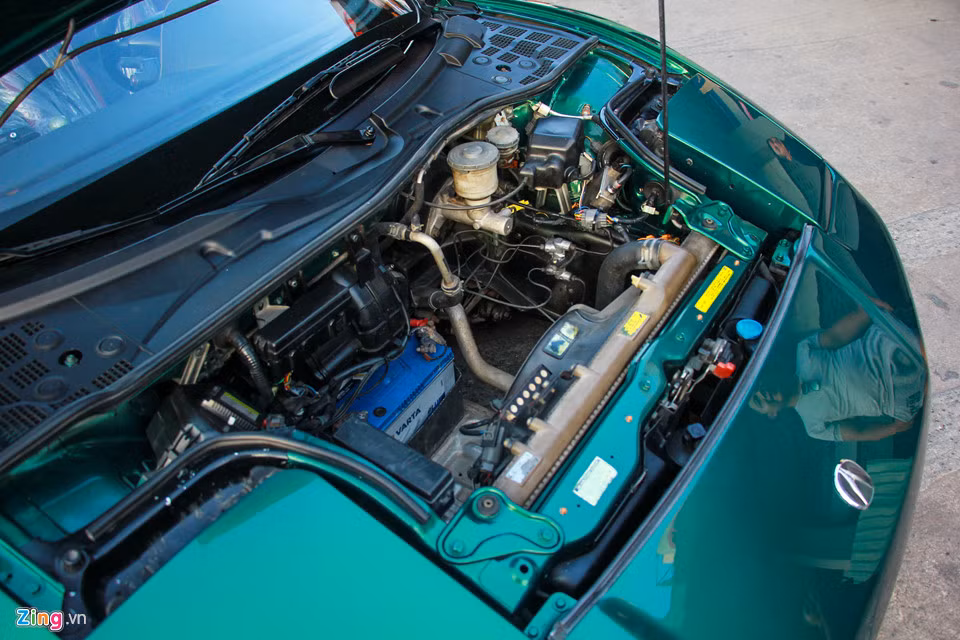 Vì động cơ đặt giữa nên dưới nắp capo phía trước chỉ có hệ thống lưới tản nhiệt, sau đó dòng nước sẽ chạy dưới gầm xe tới động cơ phía sau. Bên cạnh đó là ắc quy, nước làm mát và hệ thống khác. Đứng từ phía trên có thể nhìn thẳng xuống mặt đất do phần chính giữa bỏ trống, có tác dụng đẩy luồng gió hút từ phía trước lên trên nắp capo và tới phía sau.