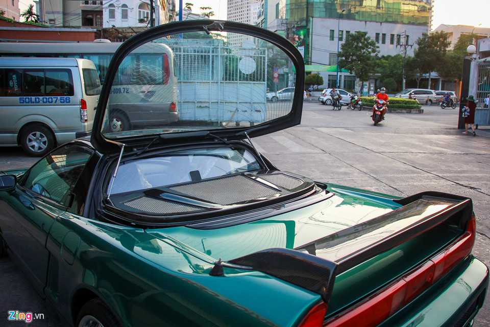 Acura NSX là chiếc xe sản xuất hàng loạt đầu tiên trên thế giới có kết cấu thân xe bằng nhôm, mang lại độ cứng tốt hơn 50% và nhẹ hơn 40% so với vật liệu thép mà các kỹ sư của Honda tính đến trong quá trình phát triển.