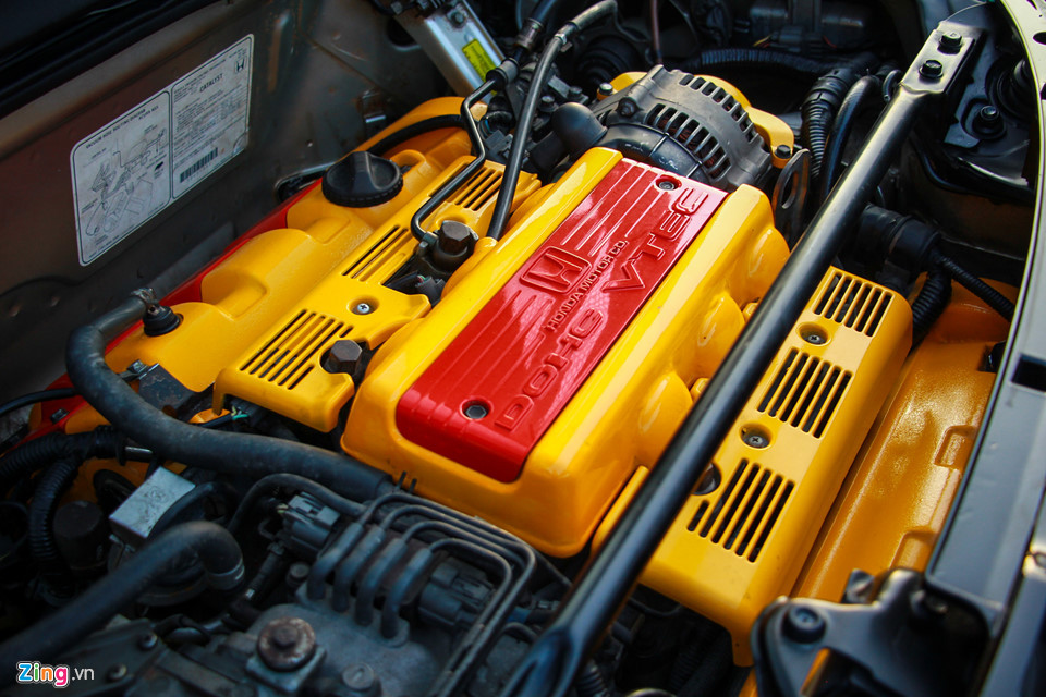 Xe sử dụng động cơ V6 3.2L DOHC, kết hợp công nghệ van biến thiên VTEC do Honda phát triển vào những năm 1980. Xe có công suất 290 mã lực và mô-men xoắn 304 Nm. Xe dẫn động cầu sau. Chiếc xe trong bài có động cơ sơn màu vàng vì đây là màu yêu thích của chủ xe.