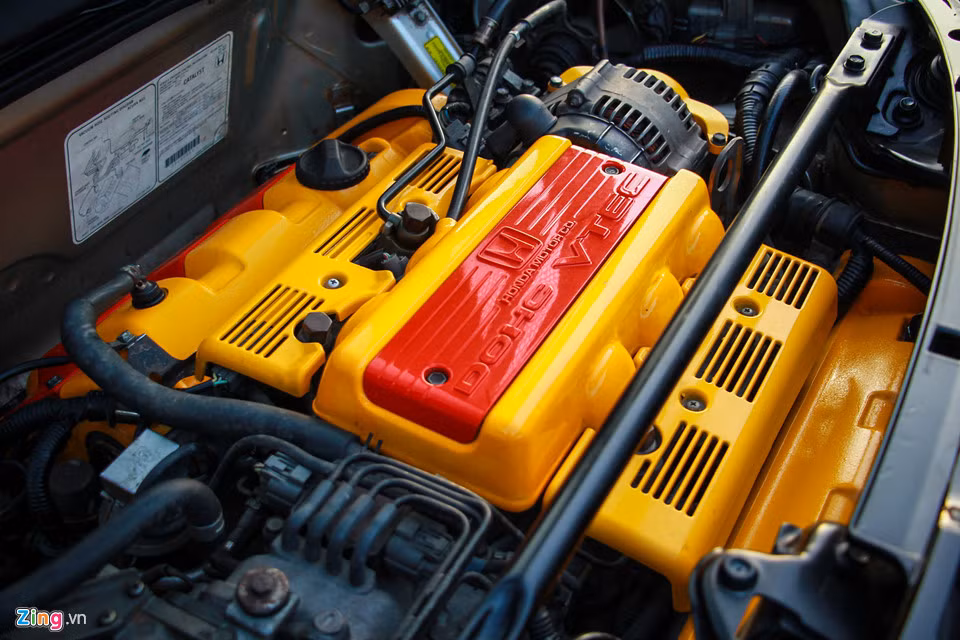 Xe sử dụng động cơ V6 3.2L DOHC, kết hợp công nghệ van biến thiên VTEC do Honda phát triển vào những năm 1980. Xe có công suất 290 mã lực và mô-men xoắn 304 Nm. Xe dẫn động cầu sau. Chiếc xe trong bài có động cơ sơn màu vàng vì đây là màu yêu thích của chủ xe.