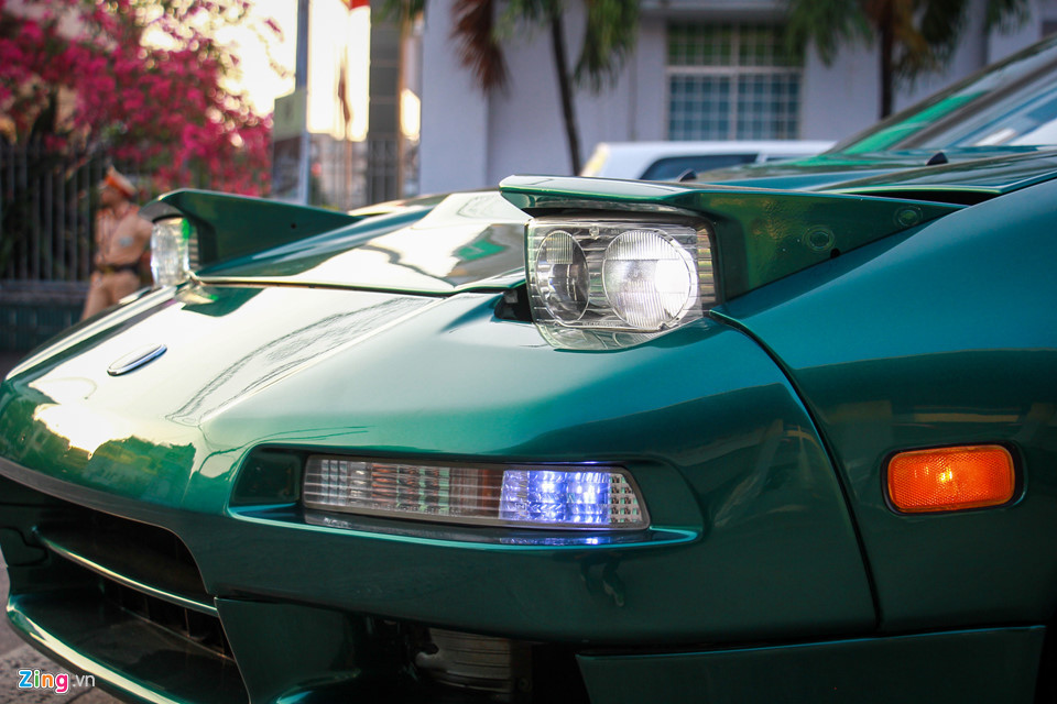 Acura NSX đời 1991 vẫn giữ kiểu đèn "mắt ếch" đóng mở. Cụm đèn pha mang vẻ đẹp đặc trưng của nhiều siêu xe thế kỷ 20, đèn pha mắt ếch giúp chiếc xe có tính khí động học tốt hơn khi không sử dụng đến.