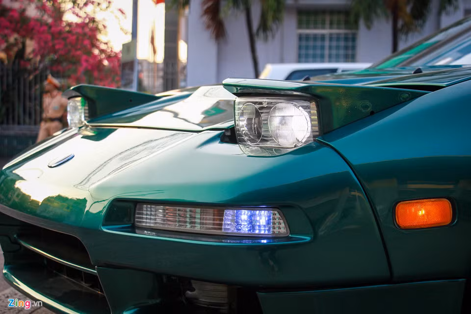 Acura NSX đời 1991 vẫn giữ kiểu đèn "mắt ếch" đóng mở. Cụm đèn pha mang vẻ đẹp đặc trưng của nhiều siêu xe thế kỷ 20, đèn pha mắt ếch giúp chiếc xe có tính khí động học tốt hơn khi không sử dụng đến.