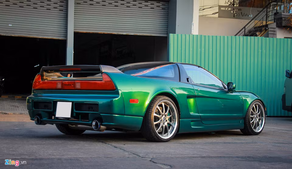 Không ai nghĩ đến chuyện một chiếc xe có thể gói gọn nhiều yếu tố đối nghịch. Nhưng Honda đã chứng minh điều ngược lại với NSX, một mẫu xe thể thao giá rẻ, dễ lái nhưng có thể đánh bại Ferrari 348, sánh ngang với những Lotus Esprits, Porsche 911 hay Chevrolet Corvette. Điều thú vị ở chỗ, Honda không có truyền thống làm xe thể thao, thứ họ làm tốt nhất là những chiếc hatchback hay xe máy tiết kiệm nhiên liệu.