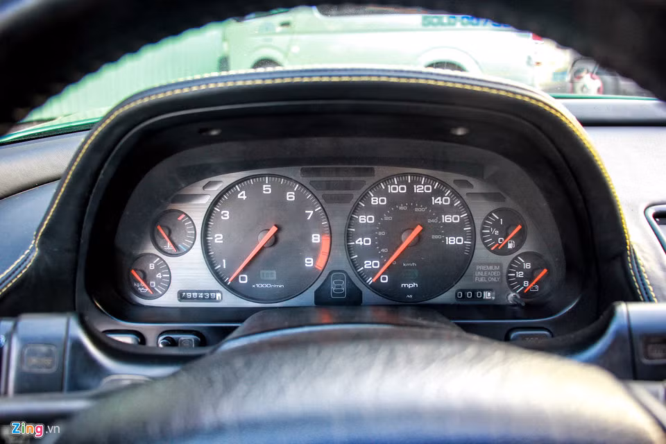 Cụm đồng hồ bao gồm nhiều đồng hồ analog. Xe dùng hệ đo lường mph (dặm/giờ) do nhập khẩu từ thị trường Mỹ.