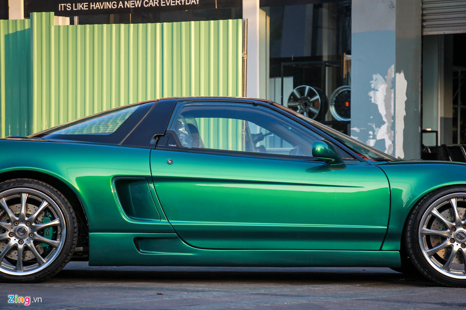 Buồng lái lấy cảm hứng từ xe đua F1 và máy bay chiến đấu F-16 Falcon. Kiểu thiết kế này cho tầm nhìn tốt ở mọi góc, và sau này được phát triển thành buồng lái hình giọt nước ở siêu xe thời hiện đại. Mui xe sơn đen tạo cảm giác tách biệt với phần còn lại của chiếc xe.