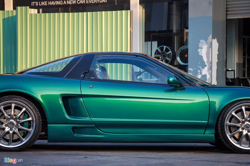 Buồng lái lấy cảm hứng từ xe đua F1 và máy bay chiến đấu F-16 Falcon. Kiểu thiết kế này cho tầm nhìn tốt ở mọi góc, và sau này được phát triển thành buồng lái hình giọt nước ở siêu xe thời hiện đại. Mui xe sơn đen tạo cảm giác tách biệt với phần còn lại của chiếc xe.