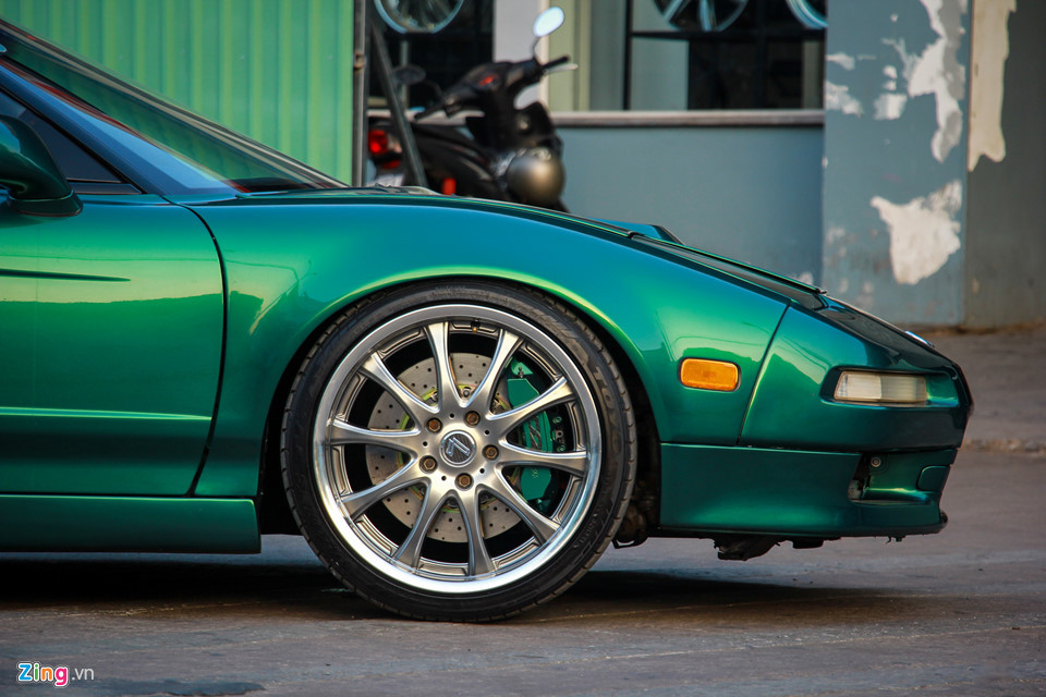 Honda đã dành 140 triệu USD cho dự án NSX, một nửa trong số đó để phát triển chiếc xe và một nửa để xây dựng nhà máy lắp ráp. Mục tiêu của hãng xe hơi Honda rất rõ ràng, một chiếc siêu xe, nhưng đáp ứng nhu cầu lái xe hàng ngày, ít hỏng vặt và dễ lái.