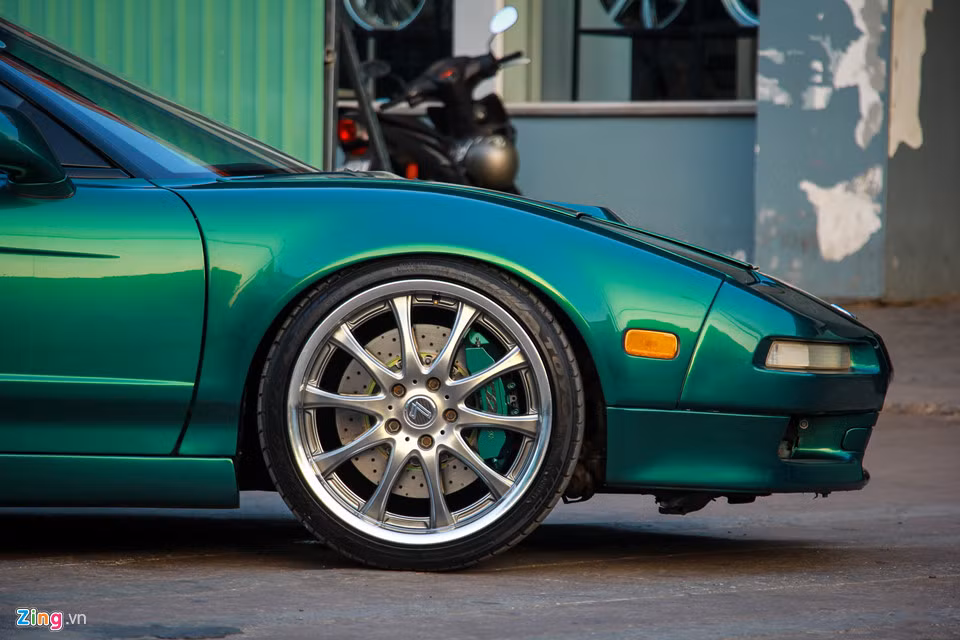 Honda đã dành 140 triệu USD cho dự án NSX, một nửa trong số đó để phát triển chiếc xe và một nửa để xây dựng nhà máy lắp ráp. Mục tiêu của hãng xe hơi Honda rất rõ ràng, một chiếc siêu xe, nhưng đáp ứng nhu cầu lái xe hàng ngày, ít hỏng vặt và dễ lái.