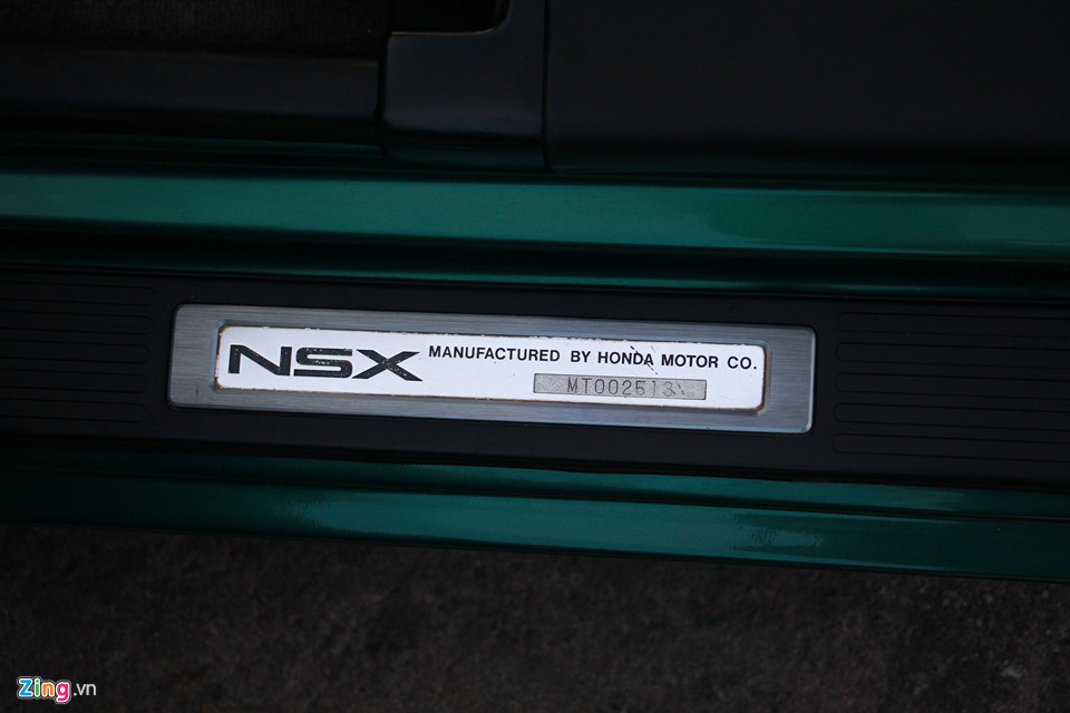 Logo NSX gắn trên ngưỡng cửa.