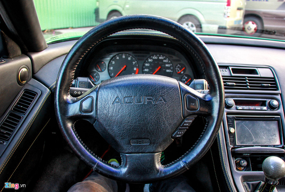 Vô-lăng 3 chấu, tích hợp cả nút bấm điều chỉnh nhanh dù sản xuất từ năm 1991. Các nút bấm khác được gọi gọn hết ở phía sau vô-lăng để người lái tập trung, không đặt ở bảng điều khiển trung tâm như xe thông thường.