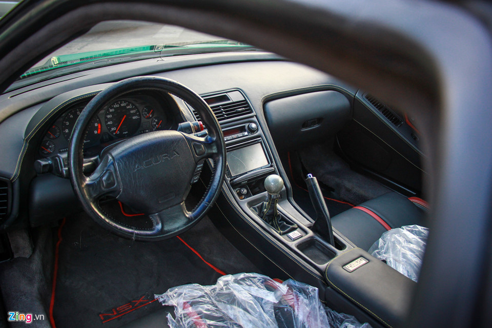 Acura NSX có buồng lái rất thấp, ngồi vào bên trong lọt thỏm xuống sàn xe. Cách bố trí nội thất dồn vào người lái đặc trưng của xe thể thao.