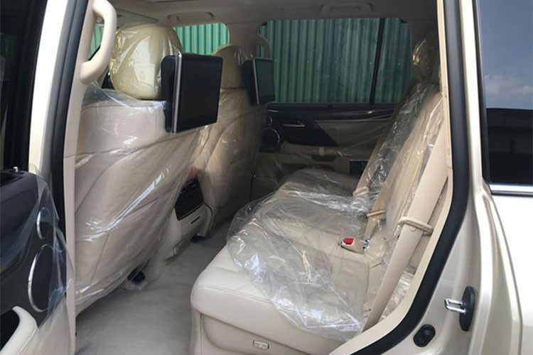 Hệ thống điều hòa Lexus Climate Concierge, chức năng tự động bật tắt chế độ sưởi hàng ghế sau hay tự sưởi ấm vô lăng, màn hình hiển thị thông tin trên kính chắn gió HUD, đèn LED cảm ứng trần xe, sạc không dây cho điện thoại và hộp làm mát ở trung tâm ngăn chứa đồ hàng ghế trước... hàng ghế sau tích hợp thêm ai màn hình giải trí 12,3 inch.