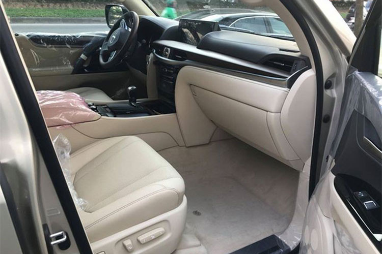 Xe cũng được tích hợp hệ thống đèn LED chiếu sáng khu vực để chân và mở cửa tự động khi chạm vào tay nắm. Hệ thống giải trí ngoài đa dạng kết nối với các thiết bị còn sở hữu âm thanh vòm 19 loa Mark Levinson 3 chiều, tích hợp với tính năng Bluetooth và AV trên điện thoại di động...