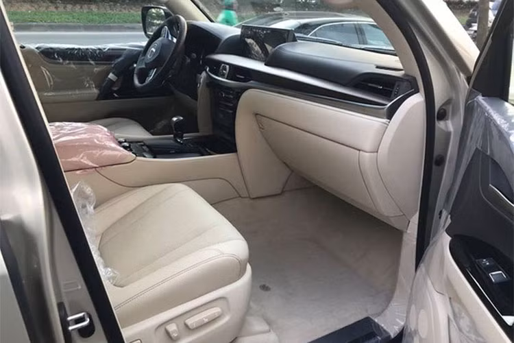 Xe cũng được tích hợp hệ thống đèn LED chiếu sáng khu vực để chân và mở cửa tự động khi chạm vào tay nắm. Hệ thống giải trí ngoài đa dạng kết nối với các thiết bị còn sở hữu âm thanh vòm 19 loa Mark Levinson 3 chiều, tích hợp với tính năng Bluetooth và AV trên điện thoại di động...