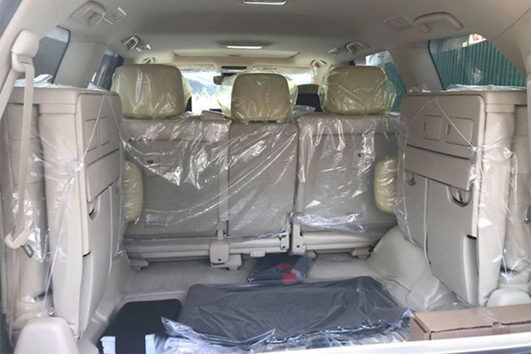 Thương hiệu Lexus cũng trang bị trên LX570 phiên bản mới hệ thống theo dõi cảnh báo áp suất lốp (TPMS), hệ thống cảnh báo điểm mù (BSM) sử dụng sóng ra-đa và chức năng cảnh báo điểm mù khi lùi (Rear Cross Traffic Alert) phát hiện và thông báo khi phương tiện khác tiến đến vùng không gian xe sẽ lùi...