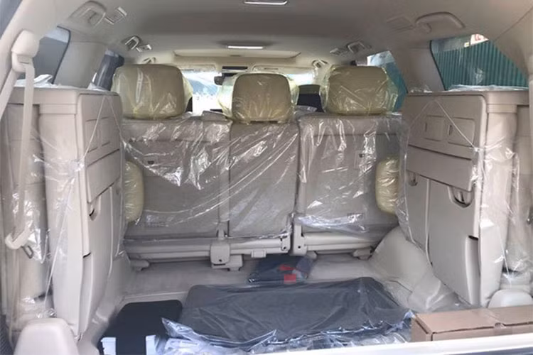 Thương hiệu Lexus cũng trang bị trên LX570 phiên bản mới hệ thống theo dõi cảnh báo áp suất lốp (TPMS), hệ thống cảnh báo điểm mù (BSM) sử dụng sóng ra-đa và chức năng cảnh báo điểm mù khi lùi (Rear Cross Traffic Alert) phát hiện và thông báo khi phương tiện khác tiến đến vùng không gian xe sẽ lùi...