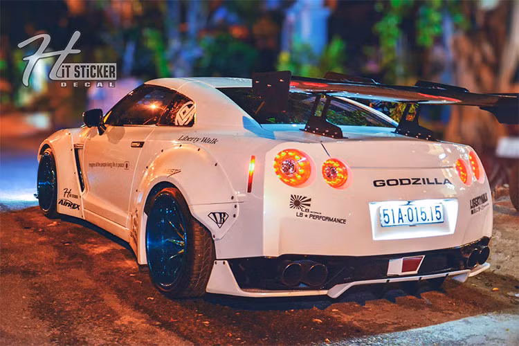 Phần gây chú ý nhất trên bản Nissan GT-R độ khủng này là các ốp hốc bánh cỡ lớn, khiến chiếc xe trông bè và rộng hơn hẳng. Những chiếc đinh tán được sử dụng để ghép hai phần vỏ. Kiểu độ xe này là một phần trong văn hóa chơi xe Nhật Bản. Bộ vành độ mạ titan bảy màu bắt mắt.