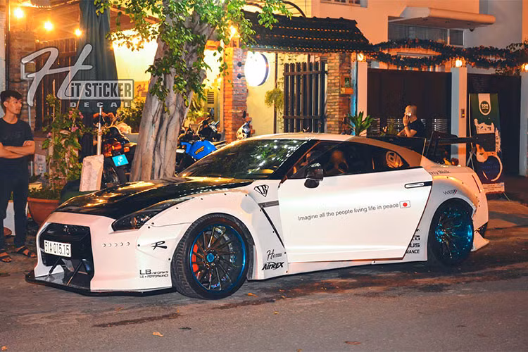  Siêu xe Nissan GT-R là mẫu xe thể thao nổi tiếng của hãng xe Nhật Bản với số lượng không nhiều tại Việt Nam - chỉ khoảng 5 chiếc. Một người chơi xe tại TP HCM mua lại xe cũ giá trên 2 tỷ đồng, sau đó độ dàn ngoại thất với gói độ thân rộng của hãng Liberty Walk (Nhật Bản).