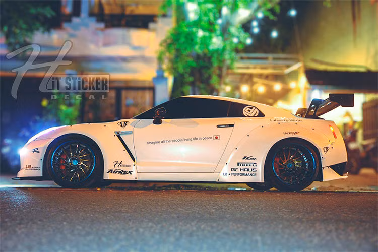 Gói độ Nissan GT-R bao gồm nắp mui bằng sợi carbon, ốp hốc bánh tán ri-vê thân rộng, líp cản trước khí động học và cánh sau cỡ lớn bằng sợi carbon. Trong giới độ xe, Liberty Walk là hãng độ có tiếng, chuyên cho ra đời những chiếc xe độc đáo và táo bạo. Chủ sở hữu của những chiếc xe độ này cũng là người chịu chơi bởi chi phí độ không hề rẻ.