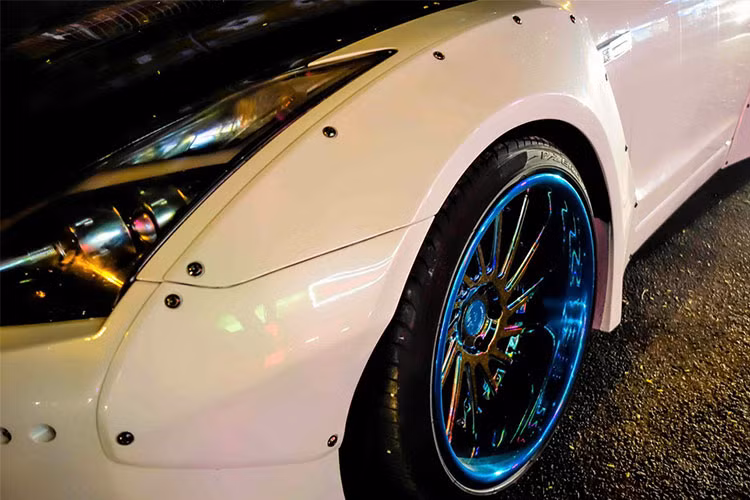 Động cơ kết hợp cùng hộp số ly hợp kép 6 tốc độ và hệ truyền động 4 bánh toàn thời gian AWD, nhờ đó, siêu xe đường phố của Nhật Bản mất khoảng 3,5 giây để tăng tốc lên 100 km/h từ vị trí xuất phát trước khi đạt vận tốc tối đa 309 km/h - không hề kém cạnh các siêu xe Anh, Ý.