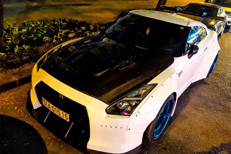 Sau hơn 1 năm làm chủ chiếc Nissan GT-R độ khủng này, chủ nhân đã rao bán lại với mức giá 2,8 tỷ Đồng. Được biết, giá bán này bao gồm bản độ theo xe. Chỉ tính riêng bộ mâm của chiếc GT-R độ body kit thân rộng này đã có giá khoảng 15.000 USD, tương đương 346 triệu đồng.