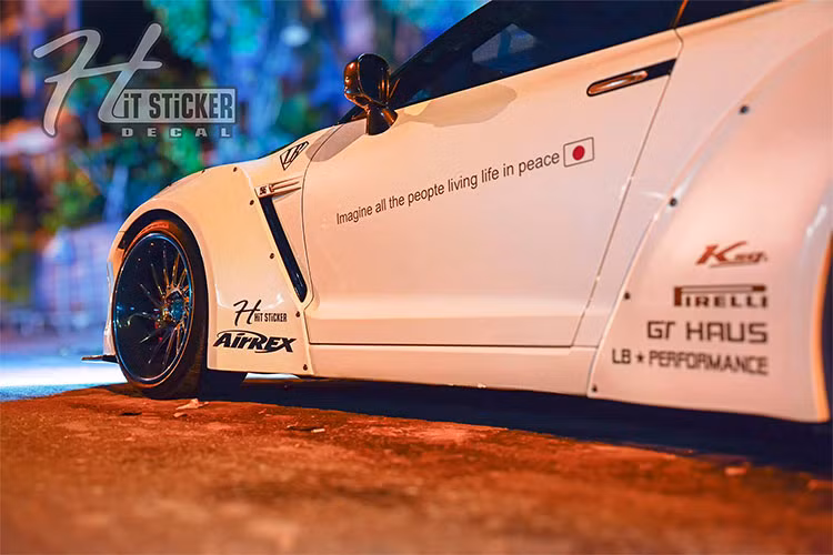 Phần đầu xe, nắp ca-pô bằng kim loại được thay thế bằng sợi carbon. Cánh gió mũi cỡ lớn có thể điều chỉnh độ nghiêng để tăng lực ép không khí lên thân xe. Cánh gió sau được làm từ sợi carbon, siêu nhẹ nhưng bền hơn thép. Cánh được gắn vào thân xe bằng những chiếc đinh tán chắc chắn.