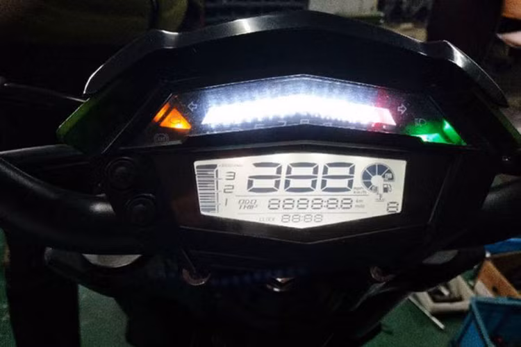 Bảng điều khiển dạng đồng hồ LCD có thiết kế tương đồng Kawasaki Z1000 nhưng được thiết kế khá màu mè và mang nhiều chi tiết "hàng mã". Các kích thước của mẫu JIAJUE N19 này cũng không hề khác biệt, thậm chí các chi tiết khác của chiếc xe nhái này cũng mang những nét góc cạnh mạnh mẽ của ngôn ngữ thiết kế đình đám Sugomi nhà Kawasaki.