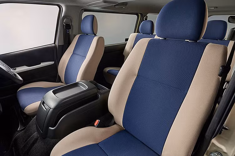 Ngoài ra Toyota còn cung cấp gọi phụ kiện ”Modellista” – đây là một trong những tùy chọn lắp đặt và khách hàng phải trả thêm phí bao gồm: Logo ”TOYOTA” bằng chữ nổi ở phần đầu xe, thanh bảo vệ cản trước, thanh giá nóc xe, thanh nẹp trang trí hốc bánh, một chiếc thang ở phía sau.