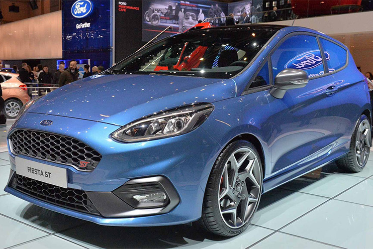 Thương hiệu ôtô Mỹ đã tiết lộ thêm thông tin chi tiết về chiếc hatchback Ford Fiesta ST 2018 sắp ra mắt của mình, xe sẽ được bán ra vào cuối năm nay. Bộ phận hiệu suất Ford Performance đã trang bị nhiều công nghệ cho Fiesta RS mới nhằm biến nó trở thành một trong những chiếc hatchback hấp dẫn để cầm lái.