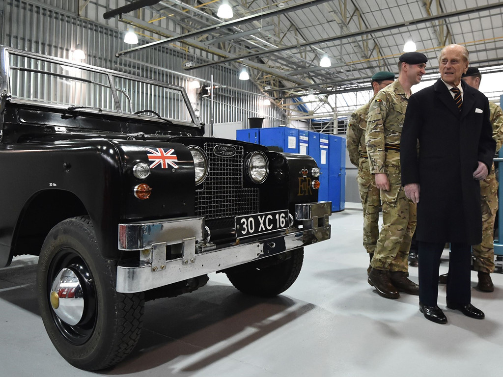 Hoàng tế Philip, Công tước xứ Edinburgh (phải) đang xem chiếc Land Rover Series 2A Escort Rover thuộc sở hữu của Hoàng gia.