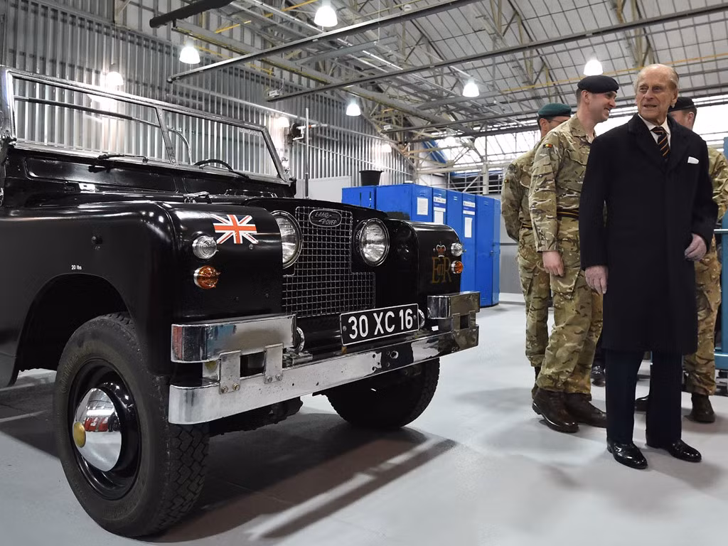Hoàng tế Philip, Công tước xứ Edinburgh (phải) đang xem chiếc Land Rover Series 2A Escort Rover thuộc sở hữu của Hoàng gia.