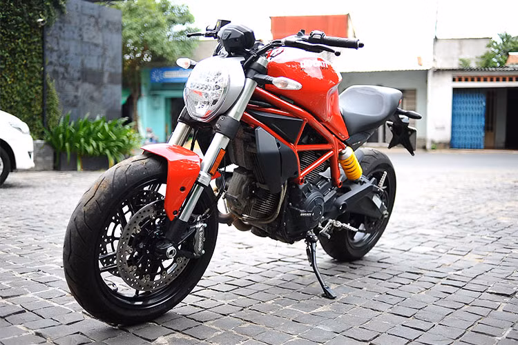 Với giá bán 329 triệu đồng tại Việt Nam cho tất cả các phiên bản, đi cùng những cải tiến vượt bậc so với thế hệ trước - Ducati Monster 797 là một trong những mẫu naked-bike hạng trung đáng lựa chọn nhất hiện nay. Xe được bảo hành chính hãng 2 năm từ nhà phân phối Ducati tại Việt Nam và không giới hạn km trong thời gian sử dụng.