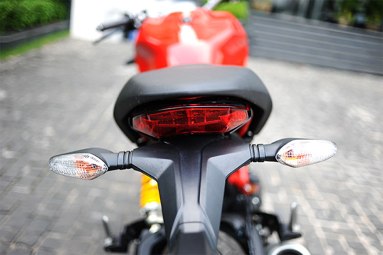 Phía sau, chiếc xe cũng có đèn hậu LED mới. Vốn có yên đôi nhưng với tùy chọn ốp yên phía sau, Monster 797 có thể trở thành một chiếc xe với yên solo một cách dễ dàng. Chiều cao yên của xe tính từ mặt đất là 805 mm - hơi cao một chút nhưng vẫn tương đối hợp với đa số tay lái.