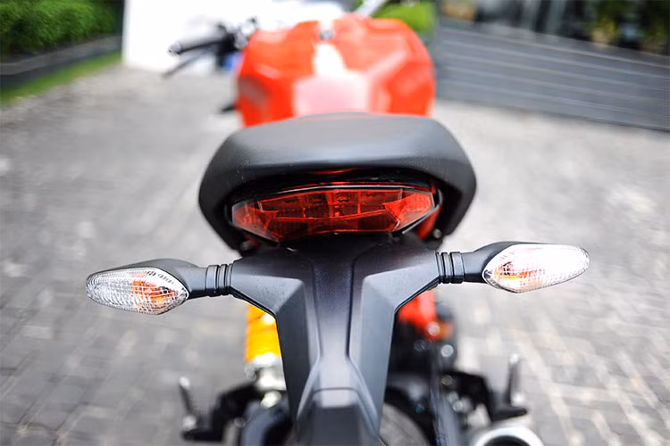 Phía sau, chiếc xe cũng có đèn hậu LED mới. Vốn có yên đôi nhưng với tùy chọn ốp yên phía sau, Monster 797 có thể trở thành một chiếc xe với yên solo một cách dễ dàng. Chiều cao yên của xe tính từ mặt đất là 805 mm - hơi cao một chút nhưng vẫn tương đối hợp với đa số tay lái.