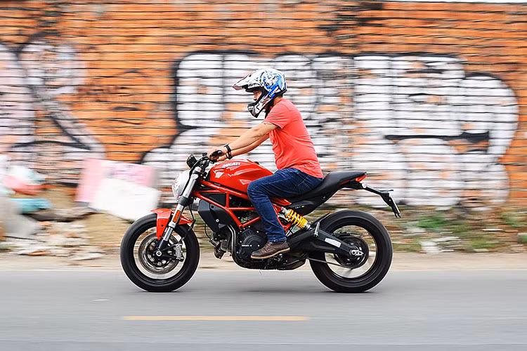 Kích thước của Monster 797 được thiết kế tối ưu hóa độ linh hoạt trong mọi hoàn cảnh và điều kiện lái xe. Chiều cao yên ở mức 805mm, phù hợp với khá nhiều người. Vị trí yên xe tương và tay lái được thiết kế lại theo hướng nghiêng ra phía sau nhiều hơn cùng ưu thế trọng lượng khá nhẹ nên người điều khiển rất thoải trong những chuyến đi xa liên tục hoặc khi phải luồn lách trong thành phố.