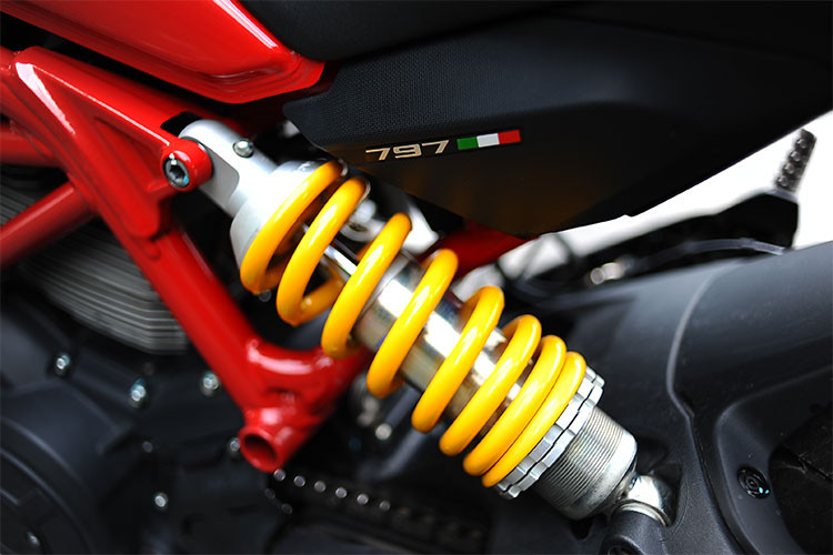 Ở phía sau, "quỷ nhỏ" Monster 797 sẽ sử dụng phuộc monoshock của hãng Sachs và gắp đôi bằng hợp kim hàn. Bánh sau của xe có lốp 180/55/17, cả 2 bánh đều sử dụng lốp Pirelli Diablo Rosso II như trên Ducati 959. Hệ thống phanh sau cũng có ABS và sử dụng heo Brembo.