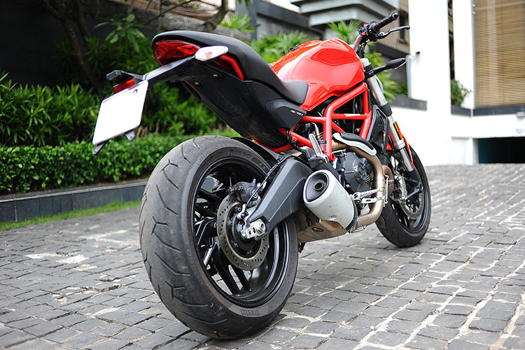 Được phát triển dựa trên các sản phẩm dành cho thị trường châu Á và thế giới - từng ra mắt tại thị trường Việt Nam ở triển lãm xe máy 2017, Ducati Monster 797 mới đã nhận được nhiều phản ứng tích cực từ phía khách hàng, đặc biệt là những Ducatisti mới bước chân vào con đường chinh phục những chiếc xe môtô phân khối lớn.