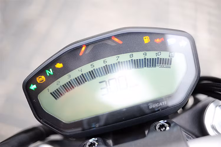 Ducati Monster 797 không được trang bị hệ thống điều khiển lực kéo, không thể điều chỉnh chế độ lái và cũng không có bướm ga điện tử. Tuy nhiên xe vẫn có phanh ABS trước, sau sử dụng module Bosch 9.1MP và đặc biệt là một loạt các tiện nghi mới như cổng sạc USB, hệ thống kết nối điện thoại Ducati Multimedia System qua Bluetooth.