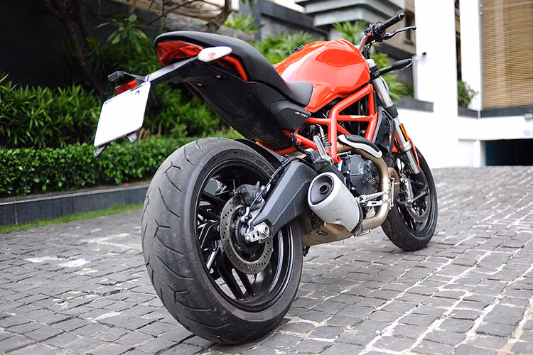 Được phát triển dựa trên các sản phẩm dành cho thị trường châu Á và thế giới - từng ra mắt tại thị trường Việt Nam ở triển lãm xe máy 2017, Ducati Monster 797 mới đã nhận được nhiều phản ứng tích cực từ phía khách hàng, đặc biệt là những Ducatisti mới bước chân vào con đường chinh phục những chiếc xe môtô phân khối lớn.