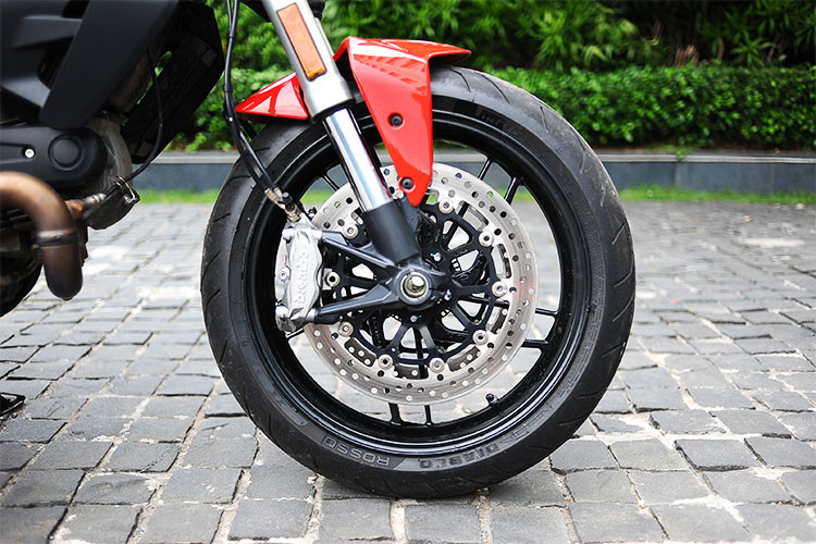 Thay vì mâm 3 cánh như "người anh em" 795 trước đây, Monster 797 mới đã sử dụng mâm 5 cánh kép quen thuộc của phiên bản Monster 821 hay Panigale 959 hiện nay, kèm lốp 120/70/17. Xe có phuộc trước USD 43 mm của KYB, kết hợp với hệ thống phanh đĩa kép với heo M4.32 cao cấp giống nhiều dòng xe môtô Ducati mới khác.