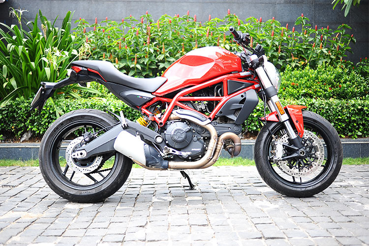 Vẫn giữ lại gần như hoàn toàn thiết kế quen thuộc của Monster 795, tuy nhiên Ducati Monster 797 đã có một số điểm nâng cấp để khiến chiếc xe hiện đại hơn. Nó vẫn được trang bị bộ khung loại mắt cáo truyền thống, tuy nhiên trọng lượng xe ở mức 192kg, nhẹ hơn đến 13kg cũng như ống xả đặt thấp hơn so với phiên bản đàn anh Monster 821.