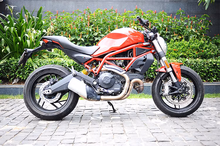 Vẫn giữ lại gần như hoàn toàn thiết kế quen thuộc của Monster 795, tuy nhiên Ducati Monster 797 đã có một số điểm nâng cấp để khiến chiếc xe hiện đại hơn. Nó vẫn được trang bị bộ khung loại mắt cáo truyền thống, tuy nhiên trọng lượng xe ở mức 192kg, nhẹ hơn đến 13kg cũng như ống xả đặt thấp hơn so với phiên bản đàn anh Monster 821.