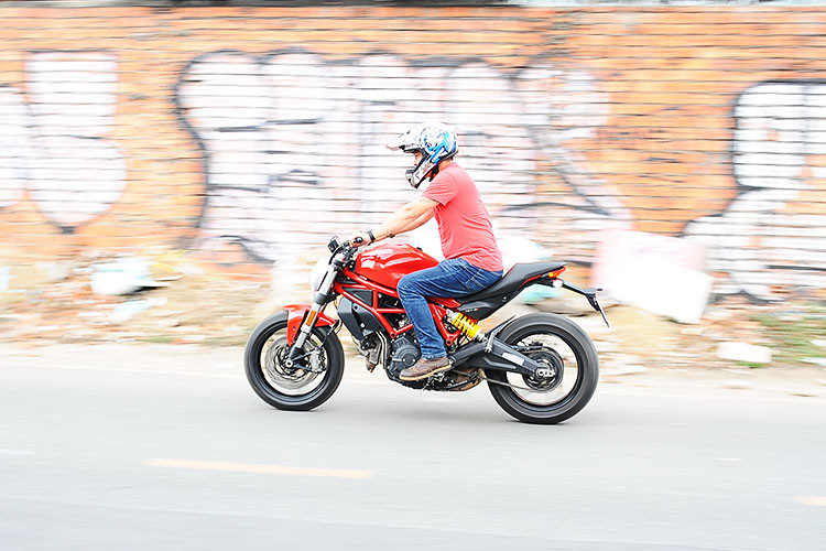 Khi cầm lái tại các khúc cua gấp thì Monster 797 vẫn cho thấy sự chắc chắc và ổn định, tạo cảm giác rất yên tâm cho người lái ngay cả khi vào cua với tốc cao. Mặc dù diện mạo không có qúa nhiều khác biệt, nhưng mẫu xe mới này đã có nhiều cải tiến - đặc biệt là động cơ mới mang đến cảm giác mượt mà ở vòng tua thấp nhưng vẫn mang lại cảm giác tăng tốc đặc trưng đúng chất nhà Ducati khi chạy ở tốc độ cao.