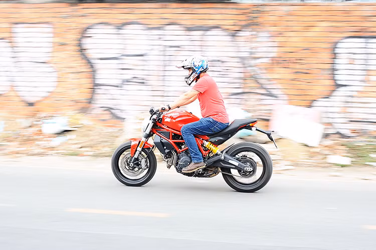 Khi cầm lái tại các khúc cua gấp thì Monster 797 vẫn cho thấy sự chắc chắc và ổn định, tạo cảm giác rất yên tâm cho người lái ngay cả khi vào cua với tốc cao. Mặc dù diện mạo không có qúa nhiều khác biệt, nhưng mẫu xe mới này đã có nhiều cải tiến - đặc biệt là động cơ mới mang đến cảm giác mượt mà ở vòng tua thấp nhưng vẫn mang lại cảm giác tăng tốc đặc trưng đúng chất nhà Ducati khi chạy ở tốc độ cao.