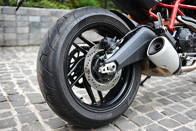 Trên Monster 797, chiếc xe đã trở về gắp đôi như 795 chứ không phá cách như "đàn anh" 796. Một trong các chi tiết nổi bật trên xe chính là hệ thống ống xả mới với bộ ống gom khí được đưa hẳn ra phía ngoài bên phải giúp tăng thêm sự cơ bắp trong tổng thể của xe.